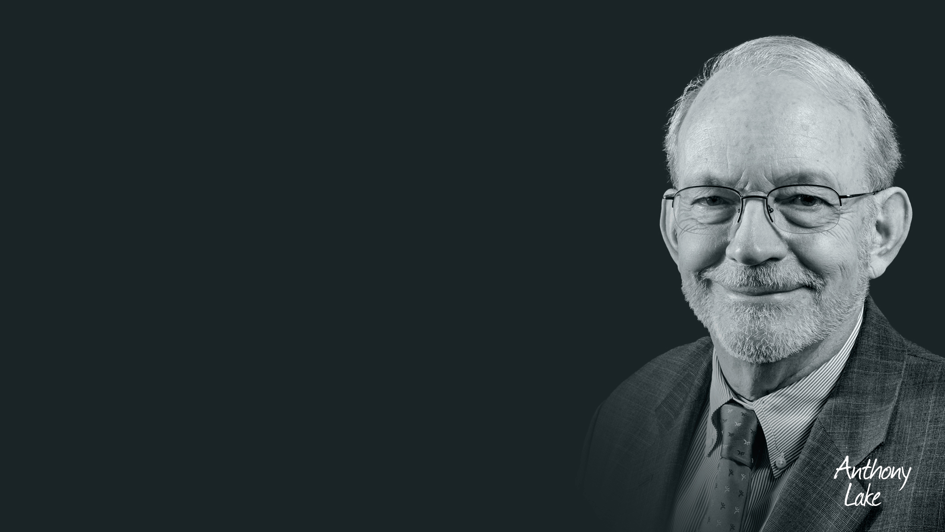 Mãe segurando um bebê observando um cérebro digital